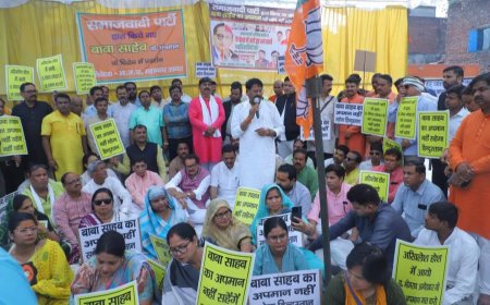 सपा का बैनर बना बवाल भाजपा हुई हमलावर आगरा में दो मंत्री धरने पर बैठे