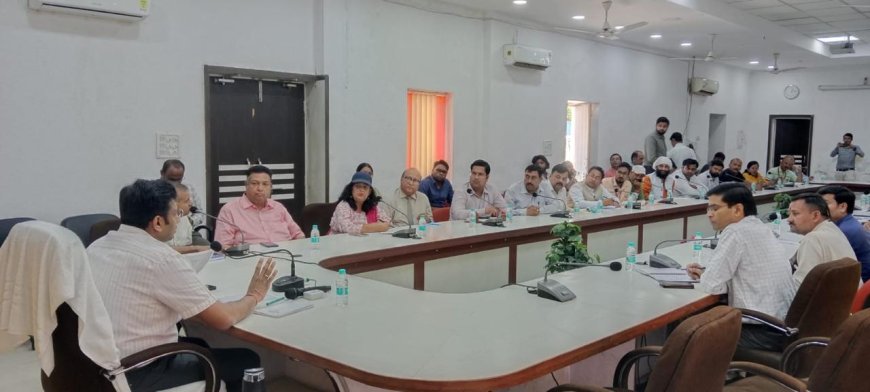 डीएम ने स्कूलों और स्टेशनरी विक्रेताओं को दी कड़ी हिदायत, दुकानदारों को अब बिल भी देना होगा