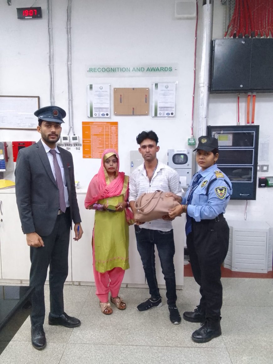 आगरा मेट्रो के खोया-पाया सेल ने यात्री को लौटाया कीमती मोबाइल फोन और बैग