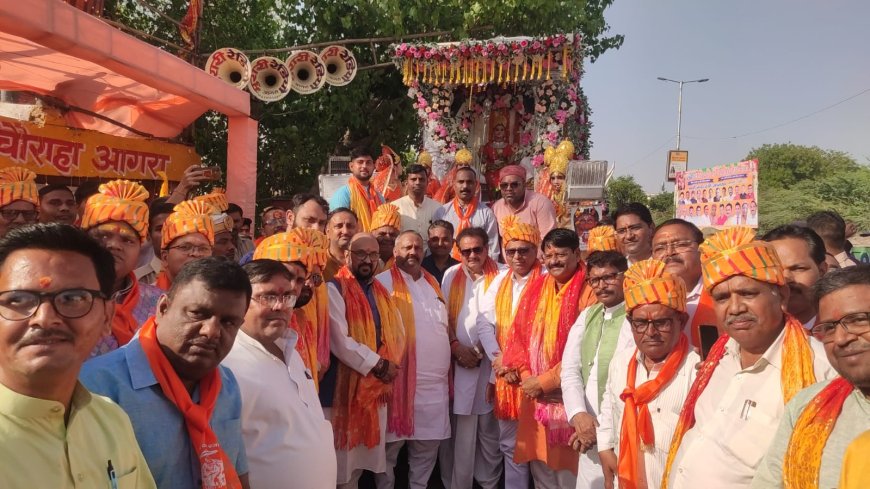 दक्ष कन्या मां भगवती की भव्य शोभायात्रा निकली तो राहगीर भी रुक गये   