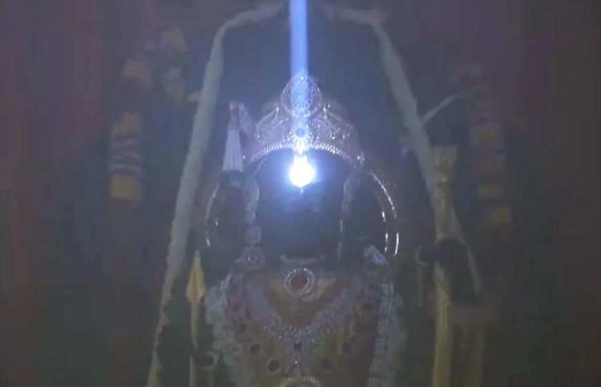 रामलला के ललाट पर सूर्य तिलक देख भाव विभोर हो गये भक्त