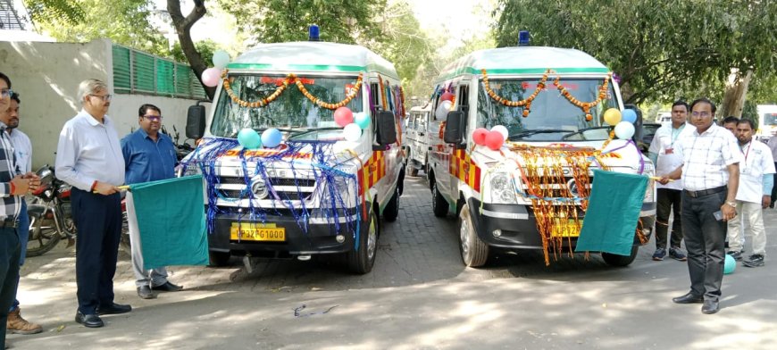 आगरा को मिली एम्बुलेंस-102 की 17 नई गाड़ियों की सौगात
