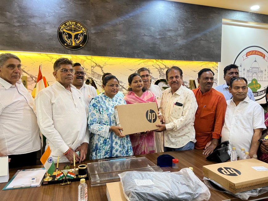 मेयर द्वारा पेंच कसे जाने के बाद ही पार्षदों को मिल पाए लैपटॊप