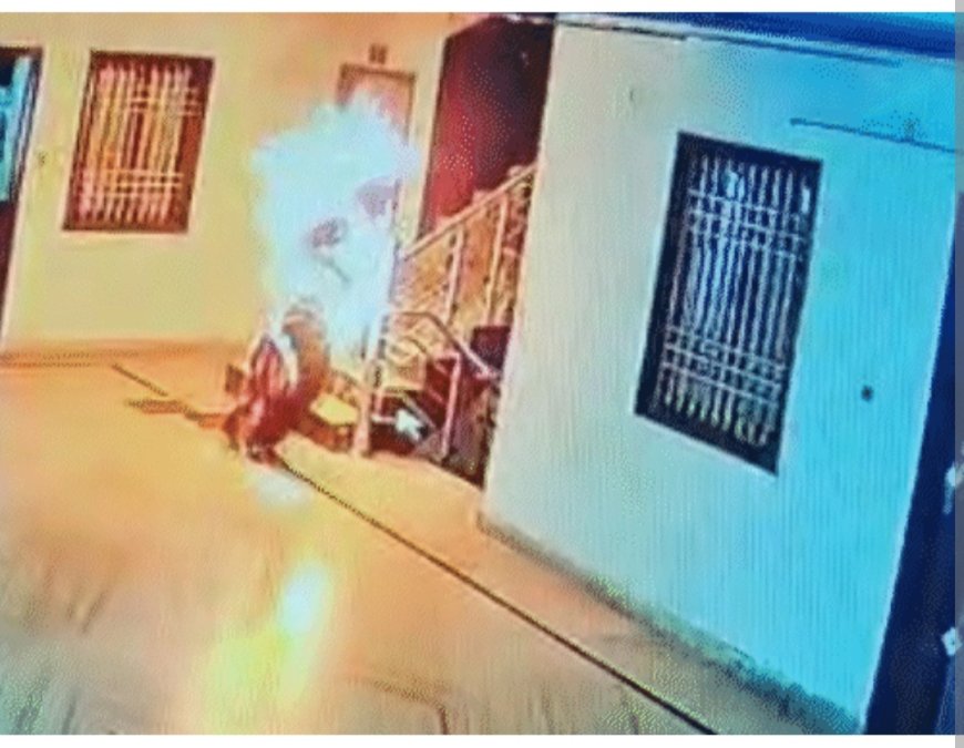 खुद को आग लगाने वाले युवक को ब्लैकमेल किया जा रहा था