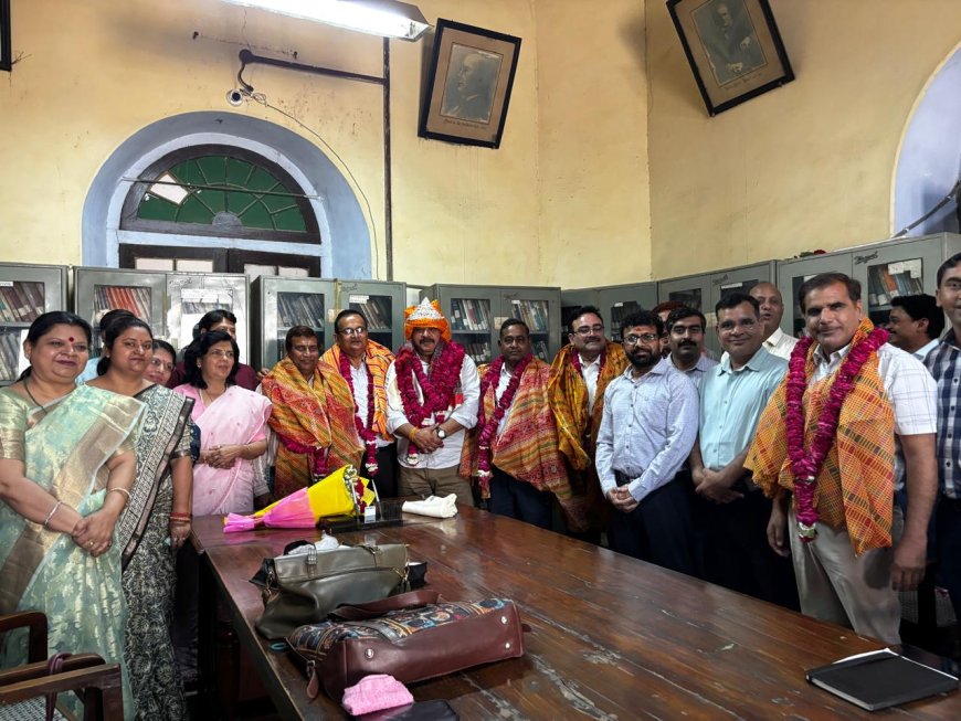 आगरा कॉलेज के जंतु विज्ञान विभाग में प्राचार्य प्रो. गौतम को चांदी का मुकुट पहनाया गया