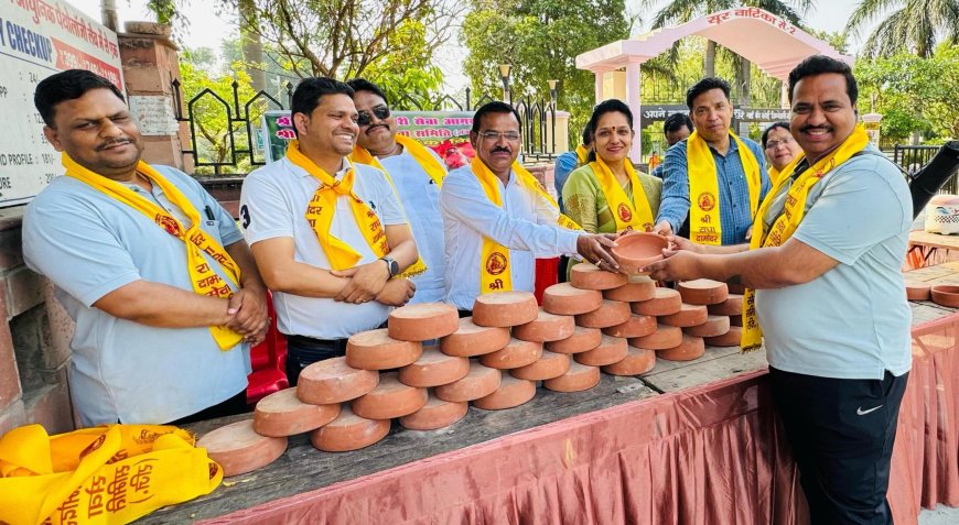 पक्षियों के लिए दाना-पानी रखने को  राहगीरों को बांटे मिट्टी के कुण्ड