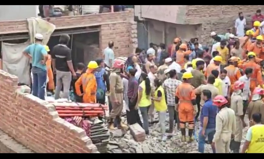 दिल्ली में चार मंजिला इमारत गिरी, चार शव बरामद, दस के फंसे होने की आशंका