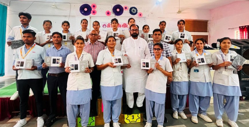 मुफ्त टैबलेट पाकर डेढ़ सौ नर्सिंग प्रशिक्षुओं के चेहरे खिल उठे