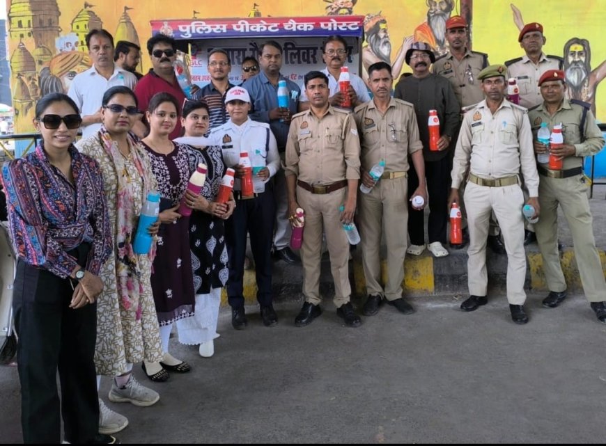 परोपकार कार्यक्रम में ट्रैफिक पुलिसकर्मियों को दी गईं पानी ठंडा रखने वाली बोतलें