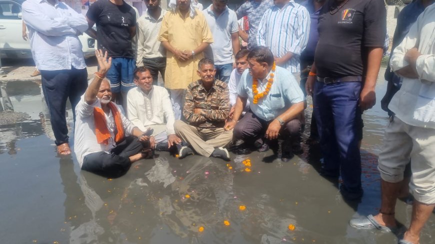 ग्वालियर हाईवे पर लोगों के साथ गंदे पानी में धरने पर बैठ गये कांग्रेस जिलाध्यक्ष