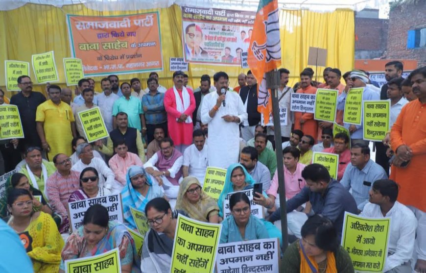 सपा का बैनर बना बवाल भाजपा हुई हमलावर आगरा में दो मंत्री धरने पर बैठे