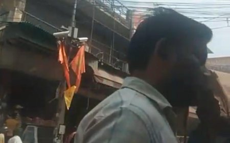 शाहगंज बाजार के एक साड़ी शोरूम में लगी आग, बाजार में मची अफरा तफ़री