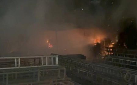 आगरा के शिव मंगल मैरिज होम में भीषण आग, लाखों का फर्नीचर और सजावट का सामान खाक