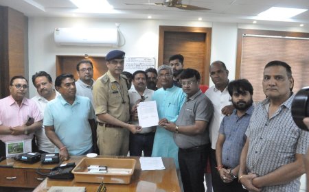 आगरा में ज्वेलरी लूट और व्यापारी की हत्या से उबाल, सैकड़ों व्यापारियों ने सीपी को सौंपा ज्ञापन