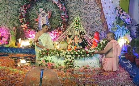 कमल पुष्पों से सजा अष्टसखी कुंज, श्रीहरि संग राधारानी ने किया नौका विहार