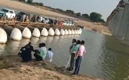 चम्बल के पौंटून पुल पर मैक्स गाड़ी फंसी, घंटों जाम से जूझते रहे वाहन और यात्री