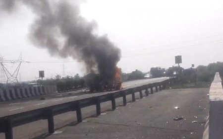 आगरा-लखनऊ एक्सप्रेसवे पर डिवाइडर से टकराने के बाद कार में आग लगी, सवार बाल-बाल बचे