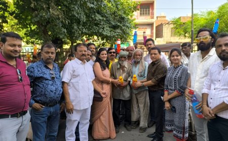 भीषण गर्मी में राहत बना लीडर्स आगरा, रिक्शा चालकों को बांटीं शीतल जल वाली बोतलें