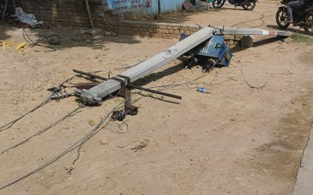 आगरा में कल रात की आंधी का आज तक असर, तमाम जगह विद्युत आपूर्ति भंग, पानी का संकट