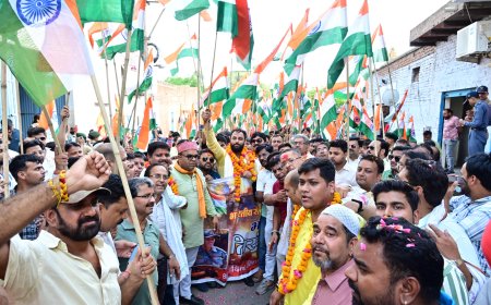 आगरा दक्षिण की तिरंगा यात्रा में गूंजा भारत माता की जय, सेना के शौर्य को सलाम