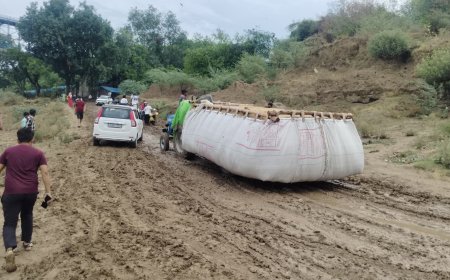 चंबल पुल मार्ग पर कीचड़ में फंसी जिंदगी, राहत की बारिश बनी पिनाहटवासियों की मुसीबत