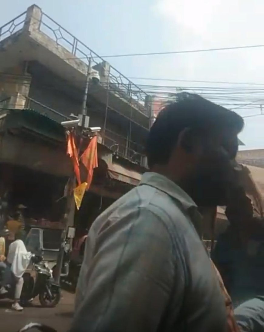 शाहगंज बाजार के एक साड़ी शोरूम में लगी आग, बाजार में मची अफरा तफ़री