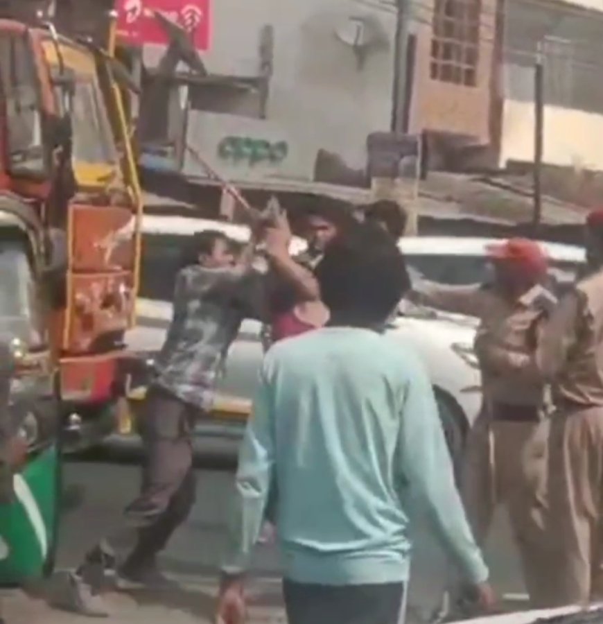 एत्मादपुर में हाईवे पर हो रही मारपीट और होमगार्ड की निष्क्रियता। बरहन चौराहे की हकीकत कैमरे में कैद।