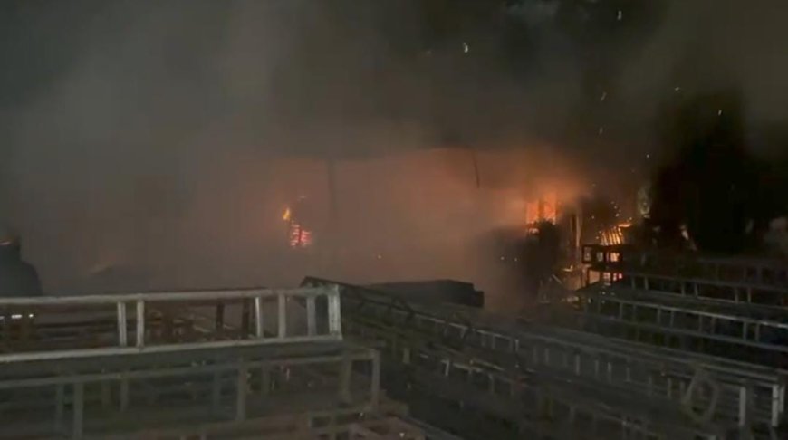 आगरा के शिव मंगल मैरिज होम में भीषण आग, लाखों का फर्नीचर और सजावट का सामान खाक