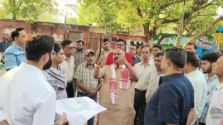 सुभाष पार्क का निरीक्षण किया एमएलसी विजय शिवहरे ने, सौंदर्यीकरण कार्यों को सराहा
