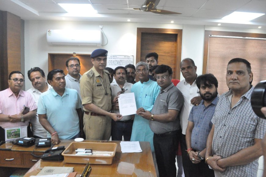 आगरा में ज्वेलरी लूट और व्यापारी की हत्या से उबाल, सैकड़ों व्यापारियों ने सीपी को सौंपा ज्ञापन