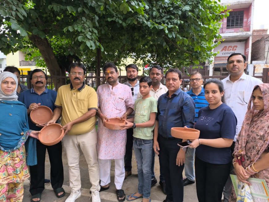 गर्मी में पक्षियों के पानी के लिए लोगों का बांटी मिट्टी की कुण्डलियां