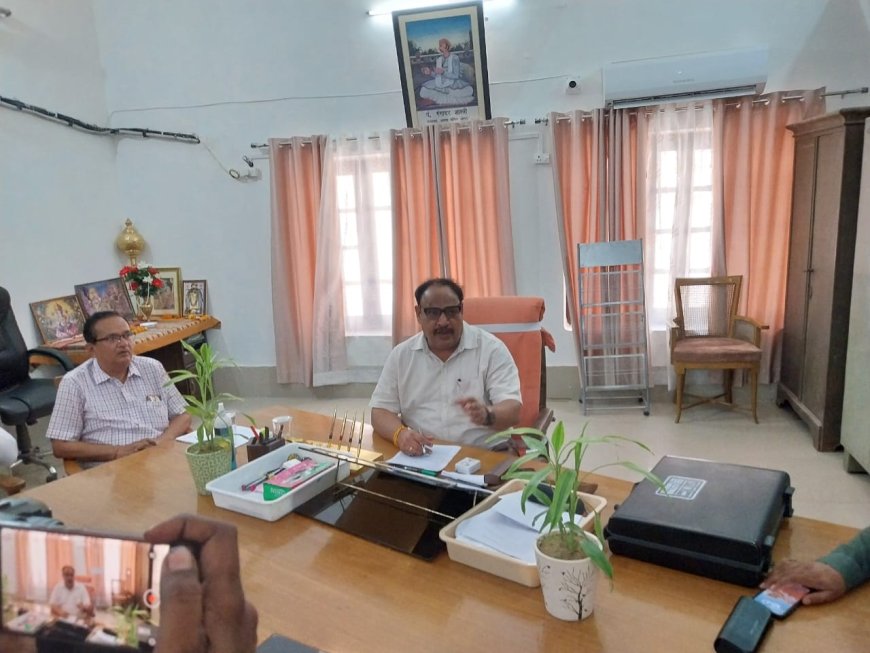 आगरा कॉलेज के प्राचार्य क्यों मेट्रो का काम बंद कराने की चेतावनी दे रहे हैं…