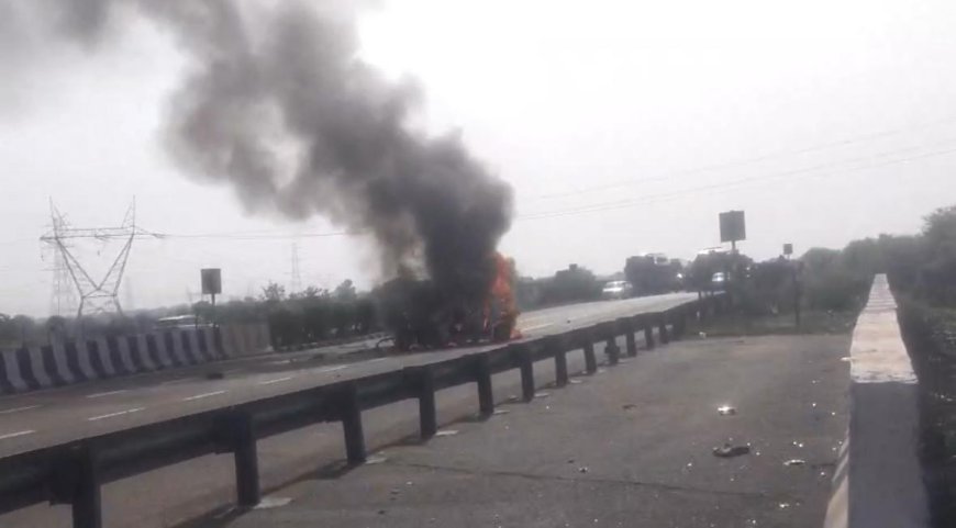 आगरा-लखनऊ एक्सप्रेसवे पर डिवाइडर से टकराने के बाद कार में आग लगी, सवार बाल-बाल बचे