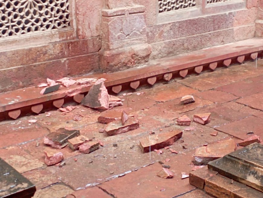 बुलंद दरवाजा परिसर में छज्जा गिरने से सैलानी दहशत में