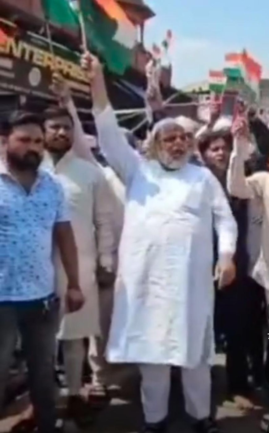 नमाज़ के बाद मुसलमानों ने लहराया तिरंगा, लगाए हिंदुस्तान ज़िंदाबाद के नारे