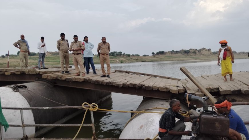 पिनाहट में पौंटून पुल का पीपा लीक, ठहर गया सफर, वाहनों की लगी लंबी कतार