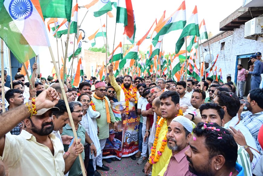 आगरा दक्षिण की तिरंगा यात्रा में गूंजा भारत माता की जय, सेना के शौर्य को सलाम