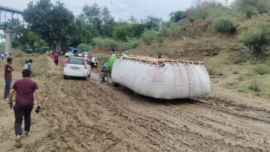 चंबल पुल मार्ग पर कीचड़ में फंसी जिंदगी, राहत की बारिश बनी पिनाहटवासियों की मुसीबत