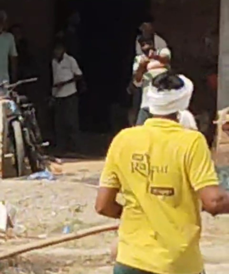 आगरा के गांव में घूरा डालने को लेकर बवाल, युवक ने लहराई अवैध बंदूक