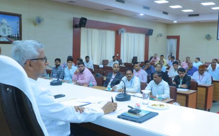 बैंकों की सुस्ती पर मंडलायुक्त बरसे: सरकारी योजनाओं से खिलवाड़ बर्दाश्त नहीं, 15 दिन का अल्टीमेटम