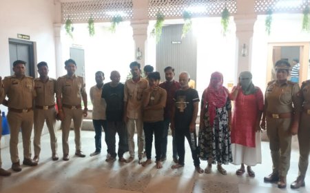 आगरा में बंद मकान में चल रहा था सट्टे का नेटवर्क, पुलिस छापे में दो महिलाओं समेत दस गिरफ्तार