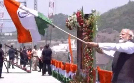 चिनाब ब्रिज से कश्मीर की कनेक्टिविटी का नया अध्याय, पीएम मोदी ने दिखाई वंदे भारत को हरी झंडी