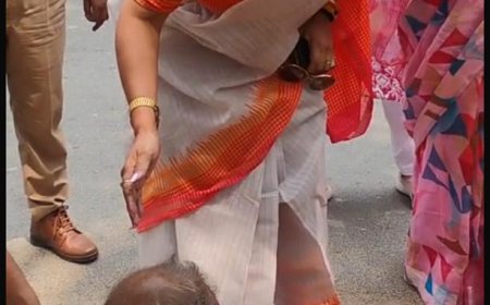 सड़क पर घायलावस्था में पड़े बुजुर्ग को राज्य महिला आयोग अध्य़क्ष ने काफिला रुकवाकर पहुंचवाया अस्पताल 