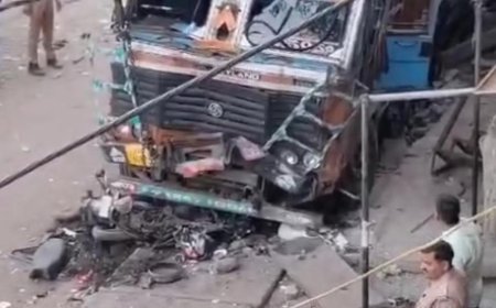 आगरा में सैंया चौराहे पर कहर बनकर आया ट्रक, महिला की मौत और पांच घायल