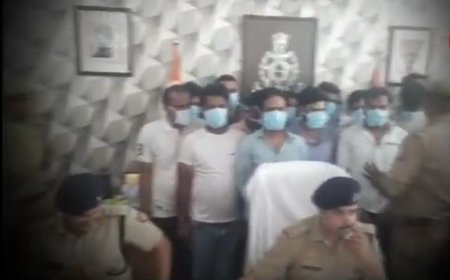 पूर्व प्रधान के घर में सजी 'जुए की महफिल', 16 गिरफ्तार, 13 लाख नकद बरामद