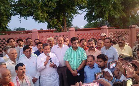 आगरा किले पर अहमदाबाद विमान हादसे के मृतकों मौन रख कर दी गई श्रद्धांजलि