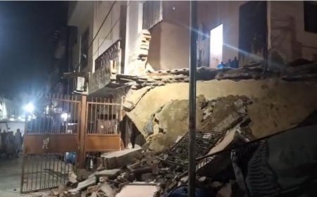 आगरा में दो मंजिला बिल्डिंग का अगला हिस्सा गिरा, दो घायल, अन्य के मलबे में दबे होने की आशंका, राहत कार्य जारी