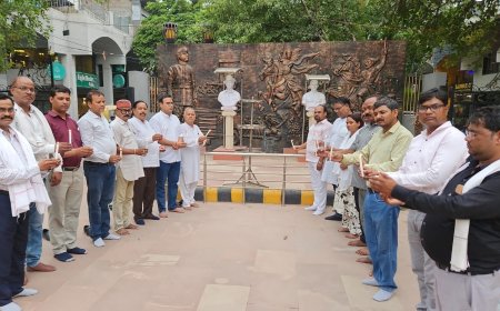 प्लेन क्रैश पीड़ितों को बसपा पार्षदों की श्रद्धांजलि, शहीद स्मारक पर आयोजित की शोक सभा