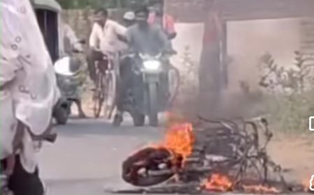 चलती स्कूटी में लगी आग, आगरा-जयपुर हाईवे पर फैली अफरा-तफरी