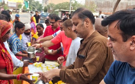 विमान हादसे के मृतकों को श्रद्धांजलि, पंजाबी सभा ने दिहाड़ी मजदूरों के बीच की छबील सेवा